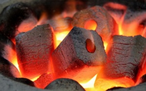 Đốt than, củi sưởi ấm trong nhà: Cảnh báo nhiều nhưng vẫn có thêm trường hợp tử vong