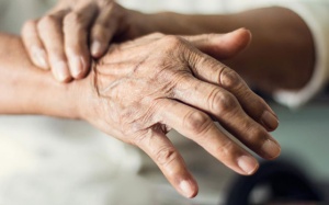 Mắc bệnh Parkinson dùng TPBVSK Vương Lão Kiện hỗ trợ được không?