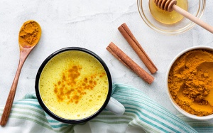 Hướng dẫn pha 1 cốc sữa nghệ đơn giản mà bổ dưỡng