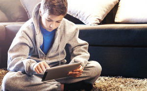 Bình tĩnh xử trí khi phát hiện con xem nội dung “người lớn”