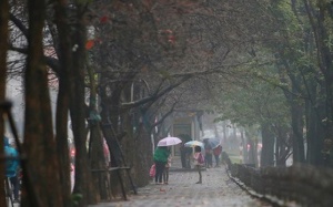 Bắc Bộ tiếp tục mưa dông rải rác, Nam Bộ ngày nắng nóng