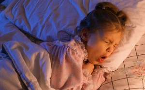 Trẻ hay ho về đêm nguyên nhân do đâu?