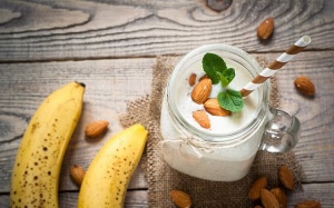 Lợi ích bổ máu của sinh tố chuối, chà là, sữa hạnh nhân