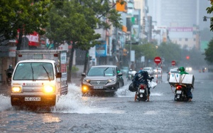 Trung Bộ mưa lớn, Biển Đông sắp đón áp thấp nhiệt đới