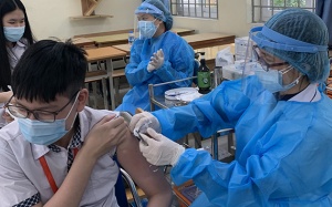 Sau tiêm vaccine phòng COVID-19, trẻ cần theo dõi sức khỏe ra sao?