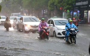 Bắc Bộ có nắng trước khi đón không khí lạnh, Nam Bộ mưa dông