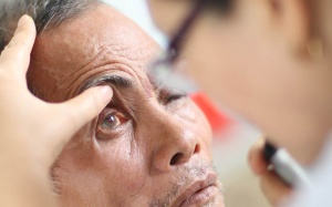 Mắc đái tháo đường 1 năm bị mờ mắt, phải làm sao để cải thiện?
