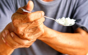 Vì sao tay run khi làm việc hay cầm nắm đồ vật?