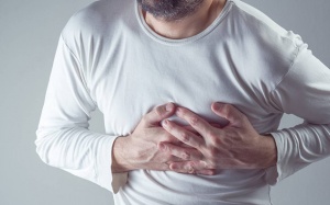 Người bệnh thiếu máu cơ tim, suy tim bị đau ngực, khó thở phải làm sao? 