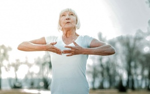 Bài tập thở giúp giảm khó thở hậu COVID-19