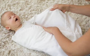 Quấn khăn cho trẻ sơ sinh: tưởng dễ mà không dễ