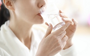 Vì sao nên uống nước ấm mùa Hè?