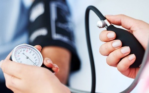 Bị tăng huyết áp, dày thất trái có biểu hiện đau ngực phải làm sao?