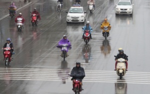 Bắc Bộ tiếp tục mưa dông, Trung Bộ nắng rát