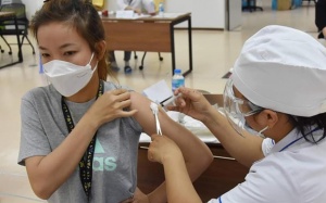 Không còn ca COVID-19 phải thở ECMO, Hà Nội chuẩn bị tiêm vaccine mũi 4