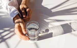 Vì sao nước quan trọng với người bị viêm khớp dạng thấp?