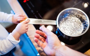 Bảo vệ con khỏi tai nạn bỏng, điện giật trong mùa Hè