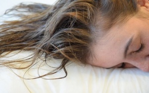 Gánh hậu quả khôn lường khi ngủ với mái tóc ướt
