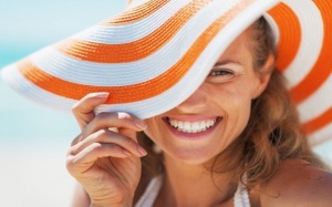 Những sai lầm phổ biến gây hại cho răng miệng trong mùa Hè