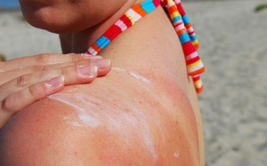 Làm sao để “hồi sinh” làn da bị cháy nắng sau khi đi biển?