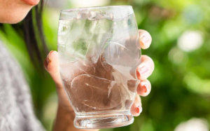 Thói quen uống nước đá vào mùa Hè có thể gây hại cho sức khỏe thế nào?