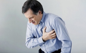 Hở van 2 lá kèm tăng huyết áp, đau ngực triền miên phải làm sao?