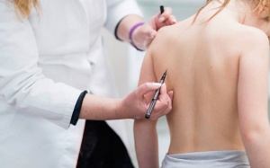 Dấu hiệu nhận biết vẹo cột sống ở tuổi học đường