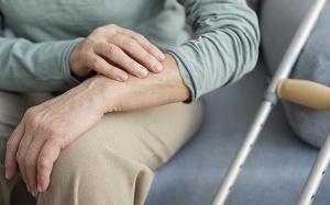 Chuyên gia chỉ cách khắc phục cứng tay, cứng hàm, chảy dãi do Parkinson