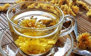 Hướng dẫn pha trà hoa cúc mật ong thanh nhiệt, mát gan