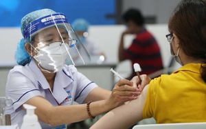 Tiêm vaccine phòng COVID-19 mũi 3, 4 là để bảo vệ cả cộng đồng