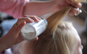 Có nên dùng phấn rôm như một loại dầu gội khô?