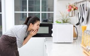 Những vật dụng tuyệt đối không nên cho vào lò vi sóng