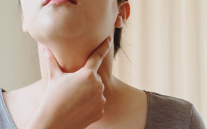 Nguyên nhân nào dẫn tới u tuyến giáp lành tính?