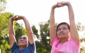 Bài tập giãn cơ 5 phút cho người cao tuổi