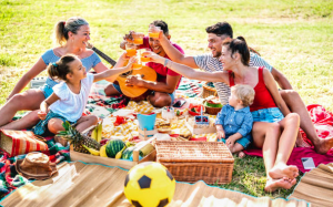 Mẹo giữ lạnh đồ ăn lâu hơn khi đi cắm trại