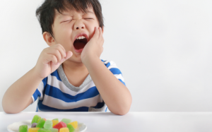 Cha mẹ cần lưu tâm những thực phẩm có hại cho răng của trẻ