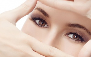 Mách bạn mẹo bảo vệ đôi mắt trong mùa mưa