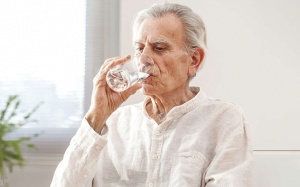 Uống ít nước khiến bệnh Parkinson nghiêm trọng hơn?
