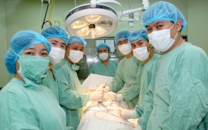 Y tế tuần: Ghép thận tự thân thứ 2 tại miền Trung, cứu sống người 3 lần ngưng tim