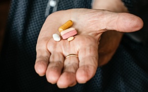 Uống Propranolol trị run bị đau đầu, chóng mặt phải làm sao?