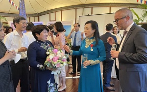 PGS.TS Nguyễn Thị Kim Tiến nhận Huân chương cao quý