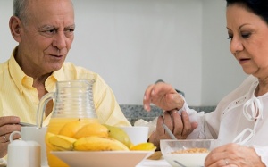 Mắc bệnh Parkinson bị khó nuốt, phải làm sao?