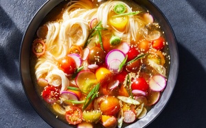 Tối nay ăn gì: Mì lạnh cà chua bi muối