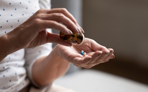 Uống TPBVSK Vương Lão Kiện trị run có cần kiêng gì không?