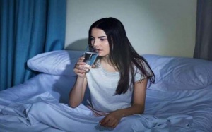 Uống nước trước khi đi ngủ có tốt không?
