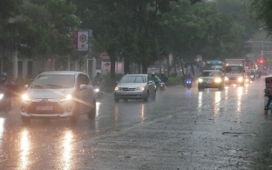 Bắc Bộ ngày nắng, Nam Bộ mưa lớn chiều tối