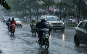 Mưa dông trải dài từ Bắc vào Nam trong đêm 19/8