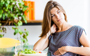 Bị chướng bụng đầy hơi ngày 'đèn đỏ' phải làm sao?