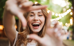 Infographic: 10 cách để bạn thấy hạnh phúc hơn trong cuộc sống