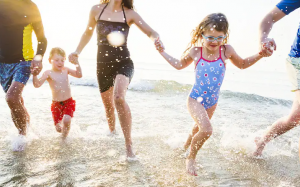 Lưu ý khi cho trẻ nhỏ đi biển dịp lễ 2/9